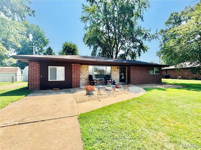 10 Flamingo Drive, Belleville, IL 62223