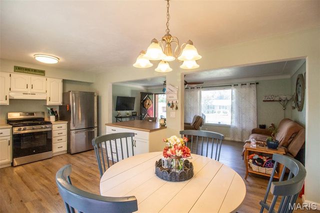 10 Flamingo Drive, Belleville, IL 62223