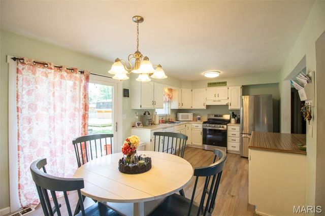 10 Flamingo Drive, Belleville, IL 62223