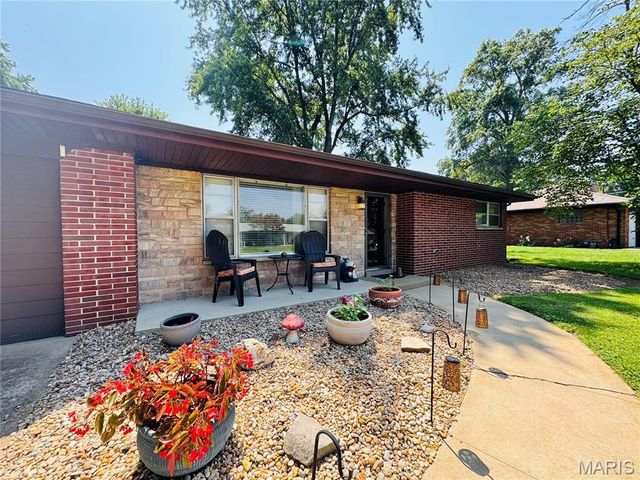 10 Flamingo Drive, Belleville, IL 62223