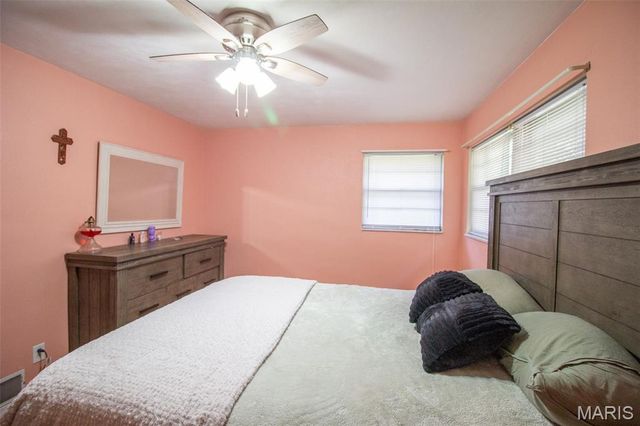 10 Flamingo Drive, Belleville, IL 62223