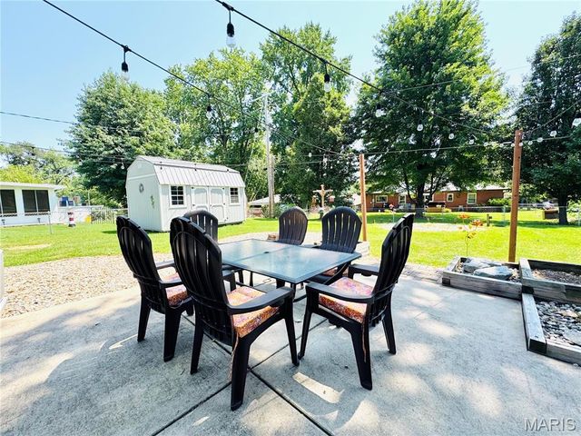 10 Flamingo Drive, Belleville, IL 62223