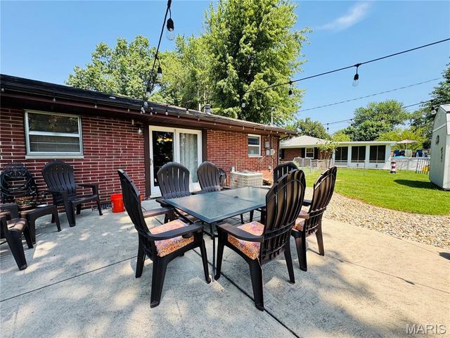 10 Flamingo Drive, Belleville, IL 62223