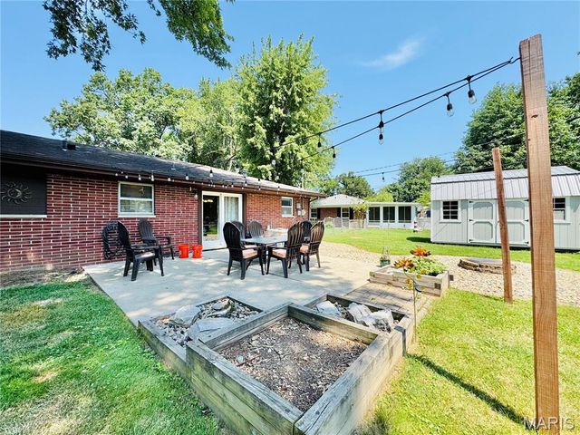 10 Flamingo Drive, Belleville, IL 62223