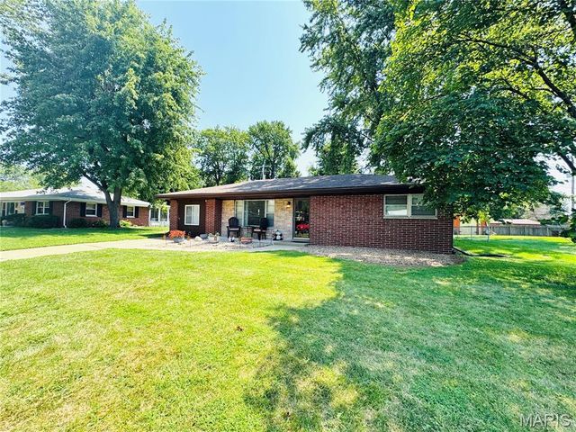 10 Flamingo Drive, Belleville, IL 62223