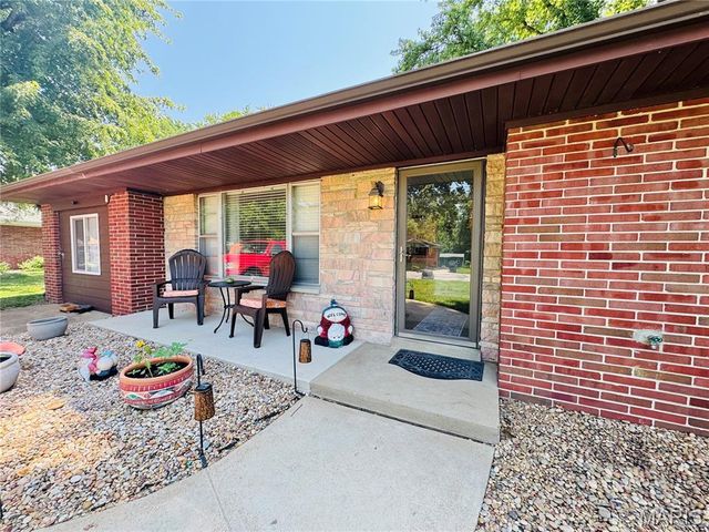 10 Flamingo Drive, Belleville, IL 62223