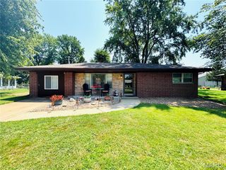 10 Flamingo Drive, Belleville, IL 62223