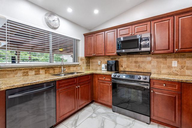 16896 N 76th Street N, Loxahatchee, FL 33470