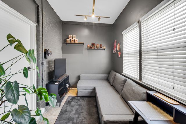 4112 W George Street 2W, Chicago, IL 60641