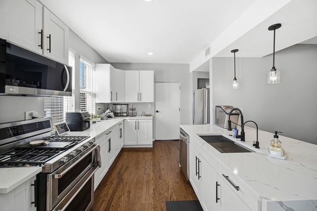 4112 W George Street 2W, Chicago, IL 60641