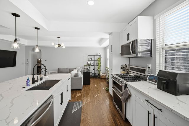 4112 W George Street 2W, Chicago, IL 60641
