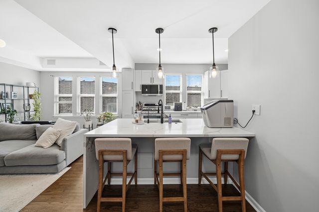 4112 W George Street 2W, Chicago, IL 60641