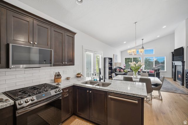 10682 S BRIDLEWOOD LN, Sandy, UT 84092