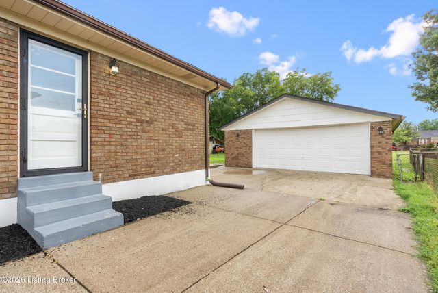 6706 Lunar Dr, Louisville, KY 40258