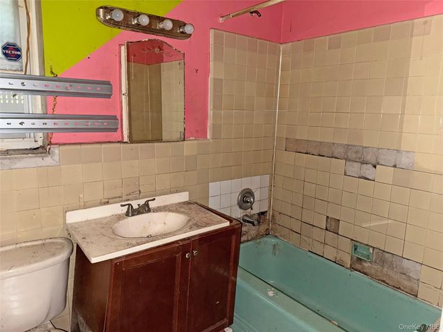 4077 Seton Avenue, Bronx, NY 10466