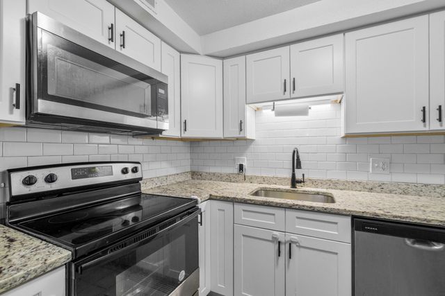 103 Oak Ln 4, Brockton, MA 02301