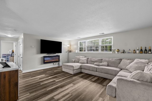 103 Oak Ln 4, Brockton, MA 02301