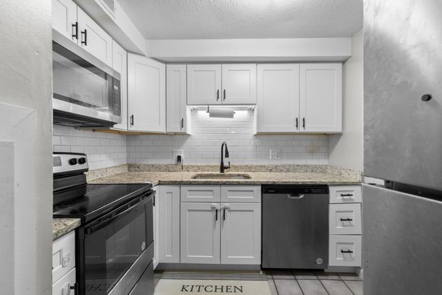 103 Oak Ln 4, Brockton, MA 02301