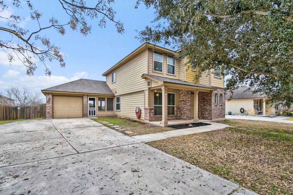 1030 Birdsong LN, New Braunfels, TX 78130