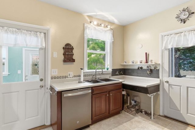 11 Allen St, Newburyport, MA 01950
