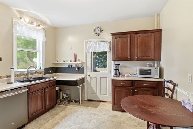 11 Allen St, Newburyport, MA 01950