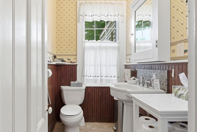 11 Allen St, Newburyport, MA 01950