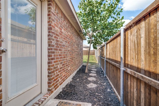 1075 Old Oaks Drive, Forney, TX 75126