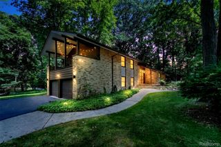 7388 Lindenmere Drive, Bloomfield Hills, MI 48301