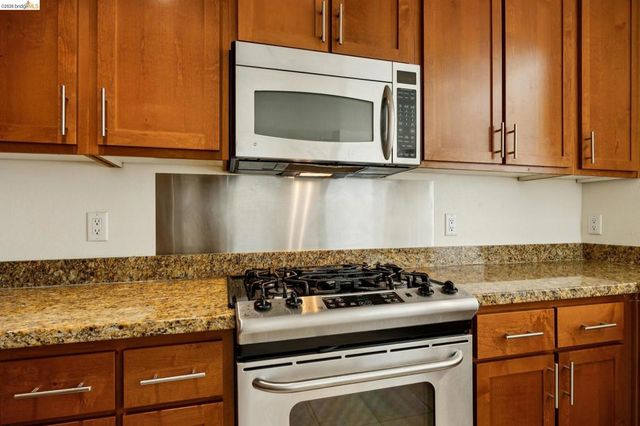 423 7th St 401, Oakland, CA 94607