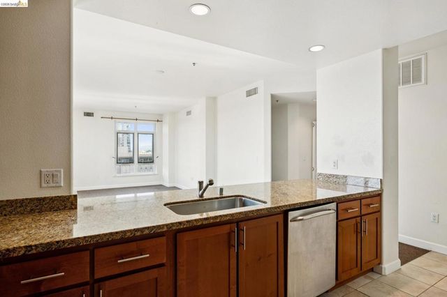 423 7th St 401, Oakland, CA 94607