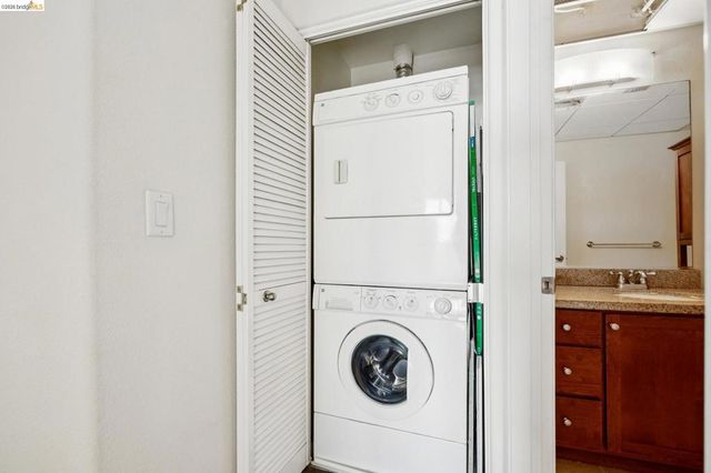 423 7th St 401, Oakland, CA 94607