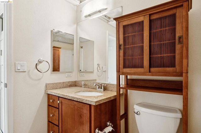 423 7th St 401, Oakland, CA 94607