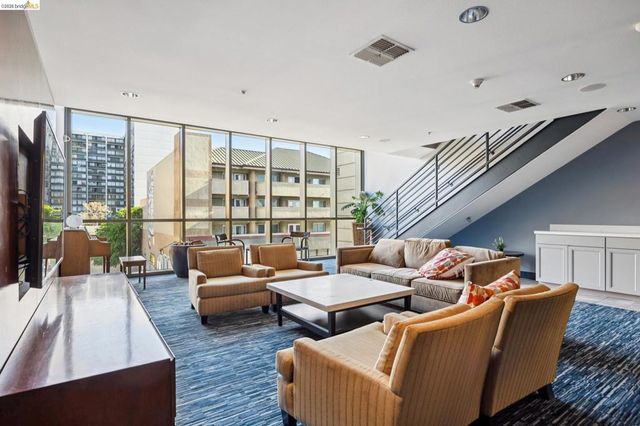 423 7th St 401, Oakland, CA 94607