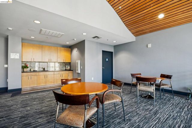 423 7th St 401, Oakland, CA 94607