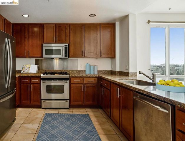 423 7th St 401, Oakland, CA 94607