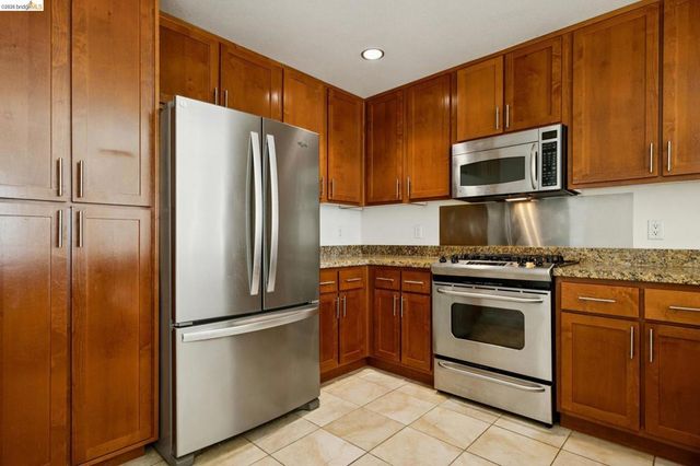 423 7th St 401, Oakland, CA 94607