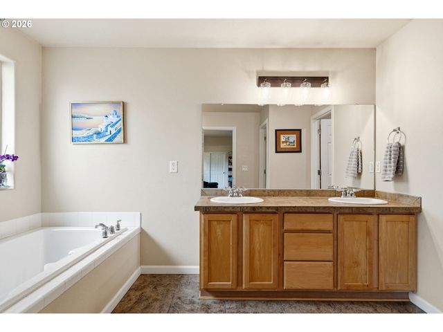2040 Nw ARTZ Ct, Camas, WA 98607