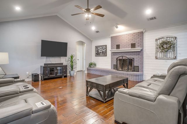 3412 E Renfro Street, Burleson, TX 76028