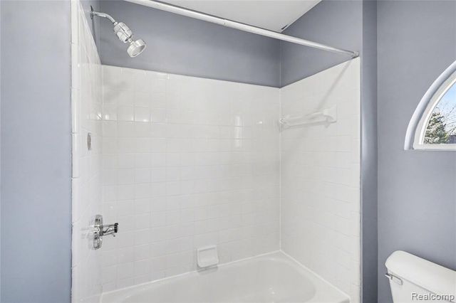 16111 Aspen Hollow Drive, Fenton, MI 48430