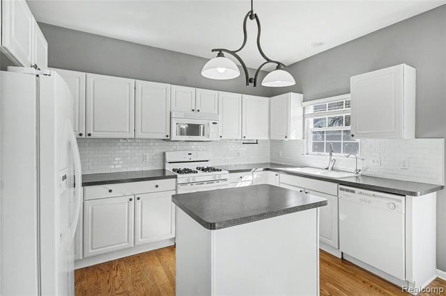 16111 Aspen Hollow Drive, Fenton, MI 48430