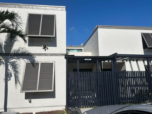 1390 E GOLFVIEW Drive, Pembroke Pines, FL 33026