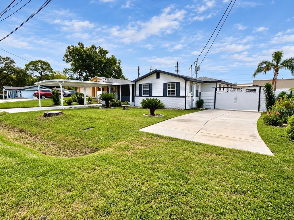 Image 2 of property listing at 8512 SUNBEAM LANE, Tampa, FL 33615