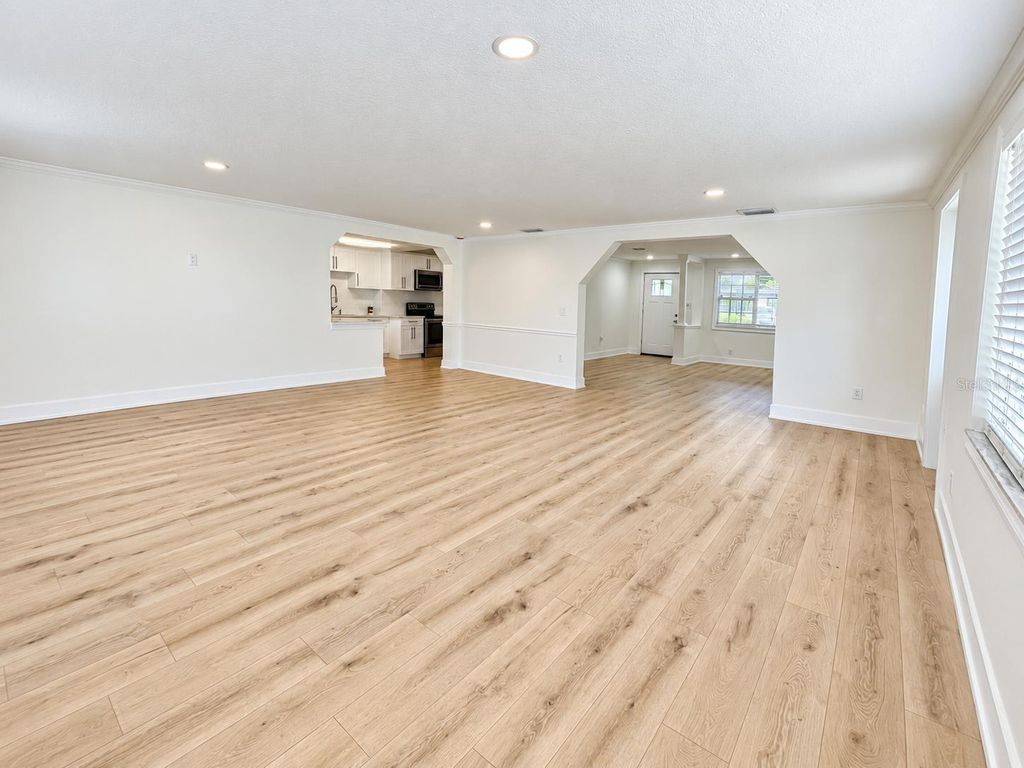 Image 11 of property listing at 8512 SUNBEAM LANE, Tampa, FL 33615