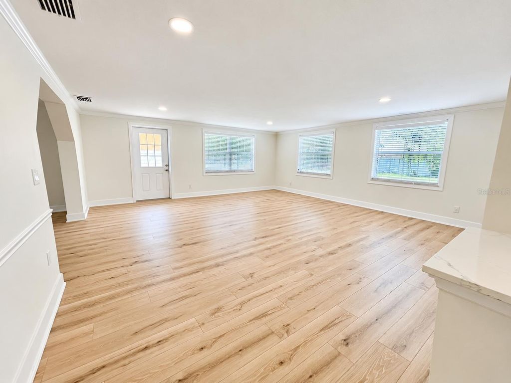 Image 15 of property listing at 8512 SUNBEAM LANE, Tampa, FL 33615