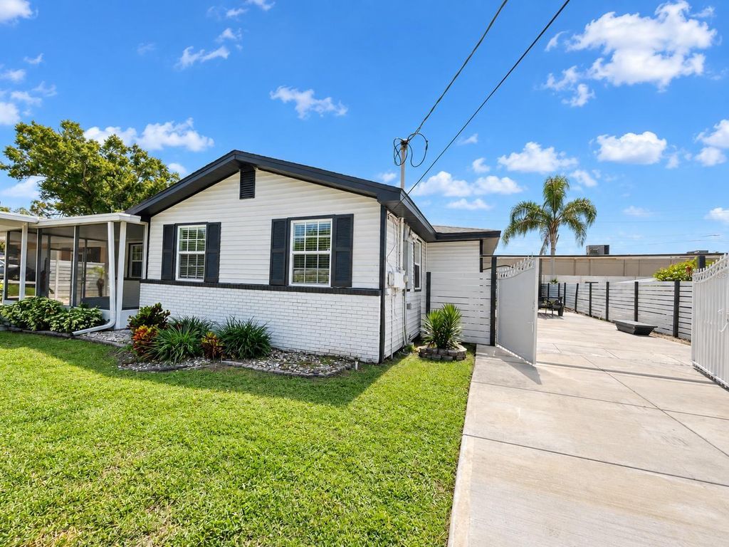 Image 3 of property listing at 8512 SUNBEAM LANE, Tampa, FL 33615
