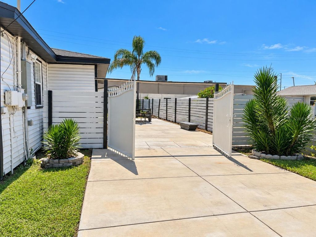Image 4 of property listing at 8512 SUNBEAM LANE, Tampa, FL 33615