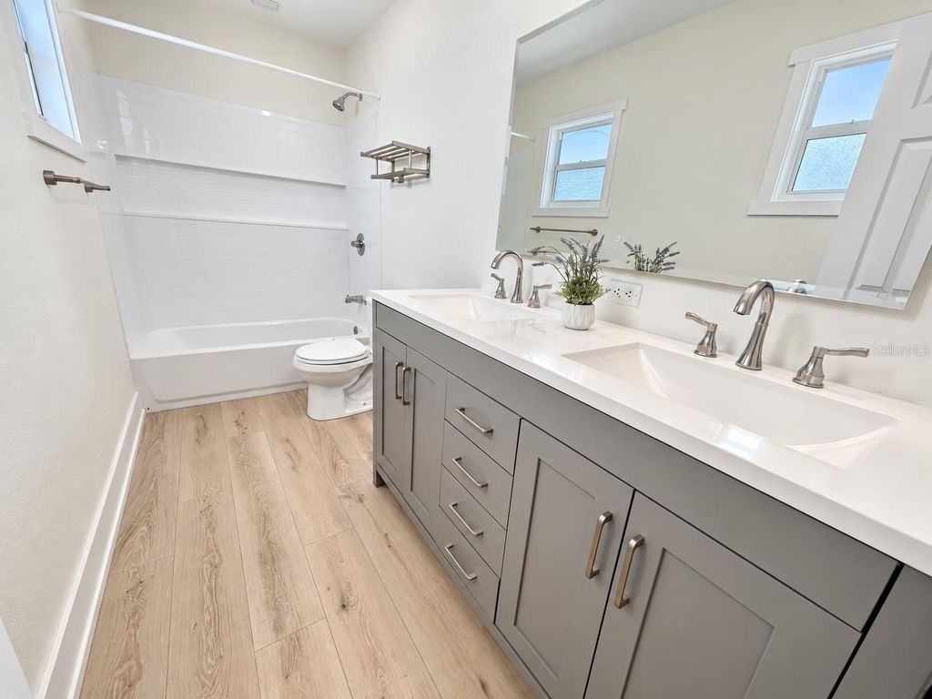 Image 33 of property listing at 8512 SUNBEAM LANE, Tampa, FL 33615
