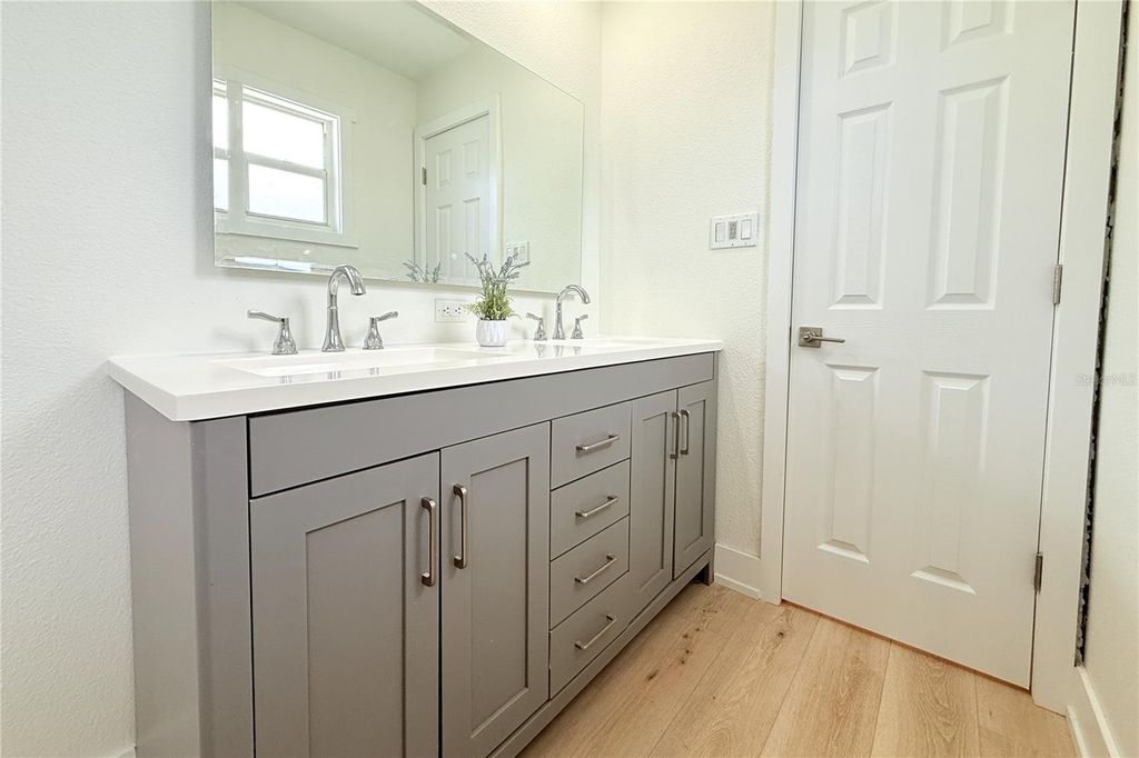 Image 35 of property listing at 8512 SUNBEAM LANE, Tampa, FL 33615