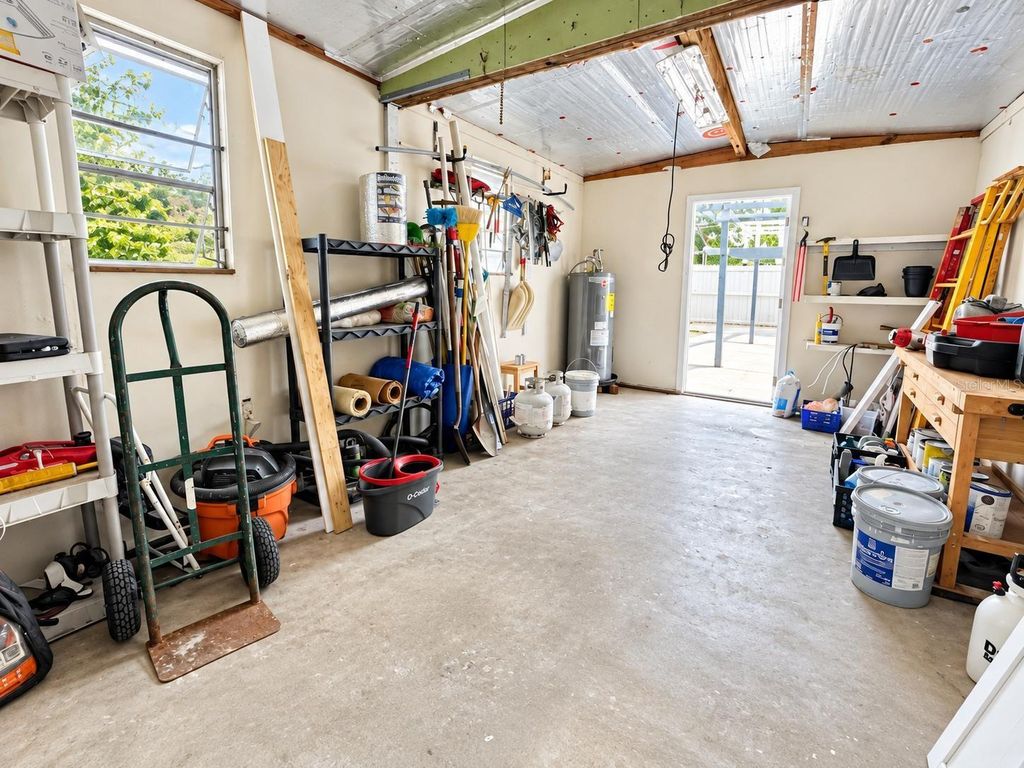Image 36 of property listing at 8512 SUNBEAM LANE, Tampa, FL 33615