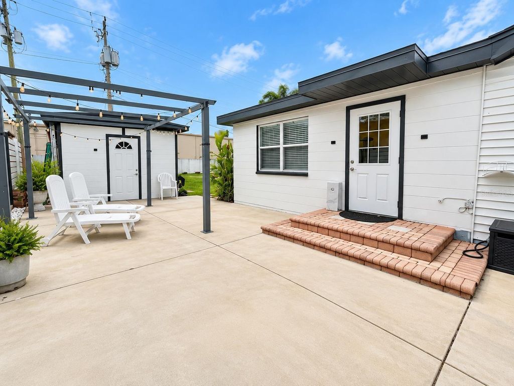 Image 39 of property listing at 8512 SUNBEAM LANE, Tampa, FL 33615